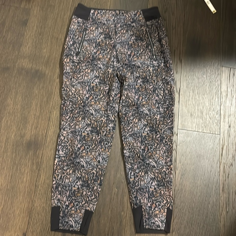Athleta Trekkie Jogger in Mauve/Grey Print